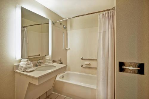 林夕昆高地SpringHill Suites by Marriott Baltimore BWI Airport的一间带水槽、浴缸和淋浴的浴室