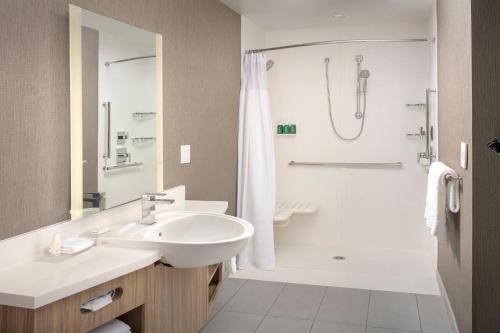 温莎SpringHill Suites by Marriott Loveland Fort Collins/Windsor的浴室配有白色水槽和淋浴。