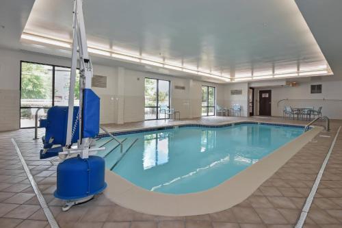 康科德夏洛特/康科德米尔斯赛道万豪春季山丘套房酒店的大楼里一个蓝色的大泳池