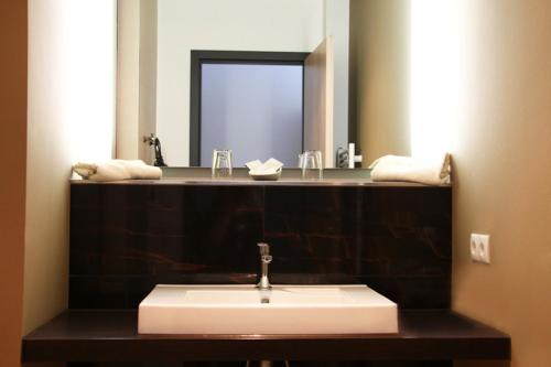 汉堡洛可特运动酒店的一间带水槽和镜子的浴室