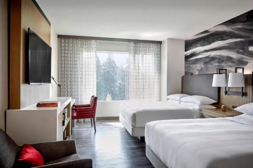 雷德蒙德雷德蒙西雅图万豪酒店的酒店客房设有两张床和窗户。