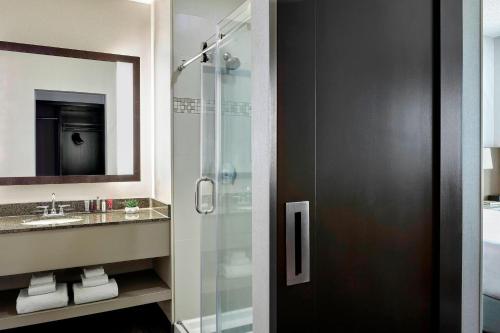 雷德蒙德雷德蒙西雅图万豪酒店的一间带玻璃淋浴和水槽的浴室