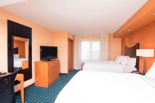 奥马哈奥马哈市中心万豪费尔菲尔德客栈及套房酒店的酒店客房设有两张床和一台平面电视。