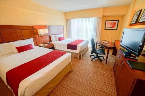 普埃布拉拉斯阿尼马斯普埃布拉万怡酒店的酒店客房设有两张床和一台平面电视。