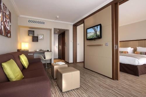 胡安莱潘安提布 - 瑞昂莱潘大使万豪AC酒店的酒店客房设有一张沙发和一张床