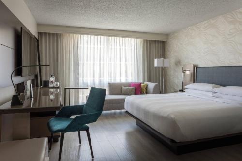 迈阿密迈阿密机场万豪酒店的配有一张床和一把椅子的酒店客房