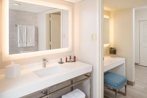 迈阿密迈阿密机场万豪酒店的一间带水槽和镜子的浴室