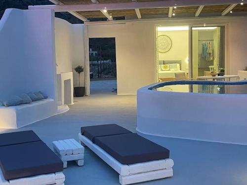 纳克索乔拉Eye of Naxos的带两张床和热水浴缸的客房
