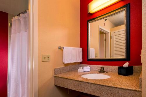 弗吉尼亚海滩维珍利亚诺福克海滩万怡酒店的一间带水槽和镜子的浴室