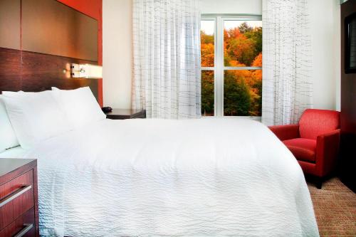 McKownville奥尔巴尼华盛顿大道万豪原住客栈的卧室配有白色的床和红色椅子