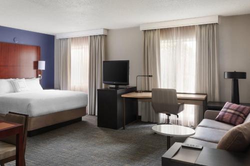 霍舍姆费城威洛格罗夫住宅酒店的一间酒店客房,配有一张床和一台电视