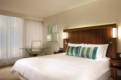 戴斯阿伯丁机场万怡酒店的一张大白色的床,位于酒店客房内
