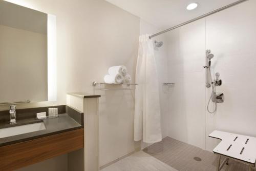 朗蒙特Fairfield Inn & Suites by Marriott Boulder Longmont的带淋浴和盥洗盆的浴室