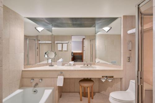 温哥华温哥华大都会饭店的一间带水槽、卫生间和镜子的浴室