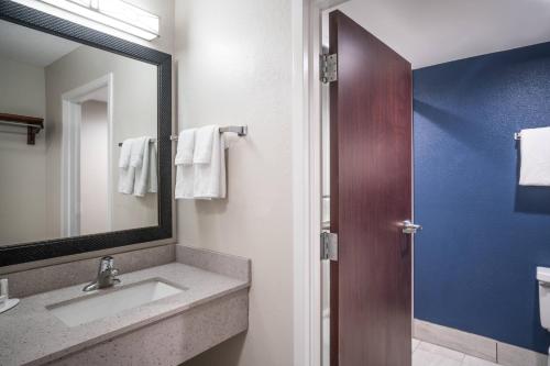 孟菲斯孟菲斯I-240与帕金斯费尔菲尔德酒店的一间带水槽和镜子的浴室