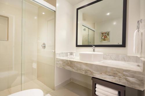 比亚埃尔莫萨塔巴斯科维拉埃尔莫萨万豪费尔菲尔德客栈及套房的一间带水槽、镜子和淋浴的浴室