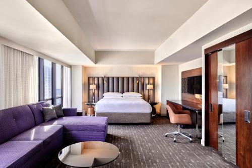 洛杉矶洛杉矶喜来登大酒店的酒店客房,配有床和沙发