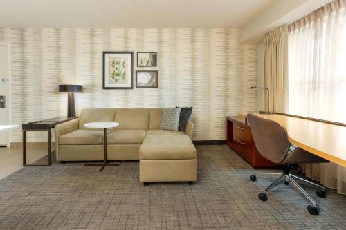 北小石城Residence Inn by Marriott North Little Rock的带沙发和书桌的客厅