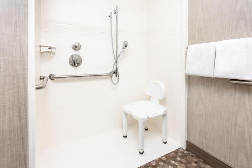 北小石城Residence Inn by Marriott North Little Rock的一间设有白色卫生间和凳子的小浴室