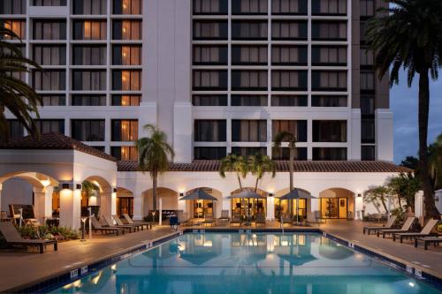 棕榈滩花园棕榈滩花园万豪酒店的大楼前设有游泳池的酒店