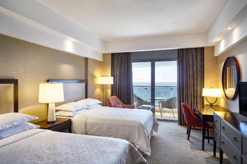 里约热内卢里约热内卢喜来登度假大酒店 的酒店客房设有两张床,享有海景。