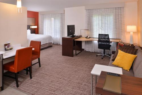 东兰辛东兰辛马里奥特原住客栈的酒店客房设有床和客厅。