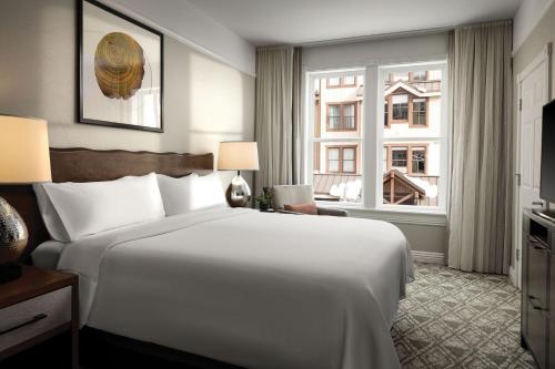 帕克城苏米特瓦驰万豪酒店的一间设有大床和窗户的酒店客房