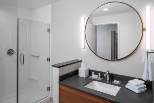 彭萨科拉Fairfield by Marriott Inn & Suites Pensacola Pine Forest的一间带水槽和镜子的浴室
