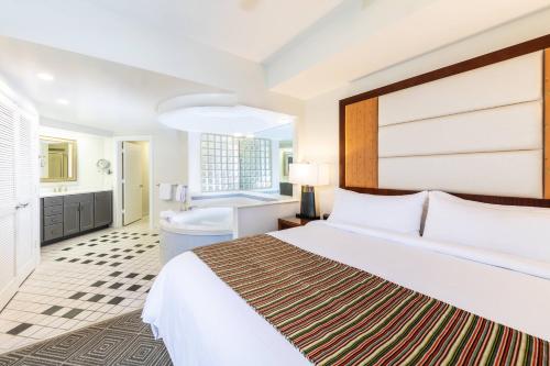 奥兰多万豪帝国棕榈别墅酒店的酒店客房配有一张床和浴缸。