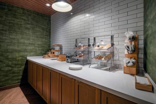 克拉马斯福尔斯Fairfield Inn & Suites by Marriott Klamath Falls的面包店,面包柜台,提供面包和糕点