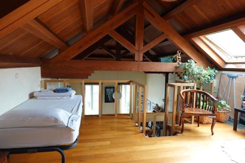 庞特维德拉-MORC-beds & rooms-(home sharing)-的一间卧室设有一张床和木制天花板