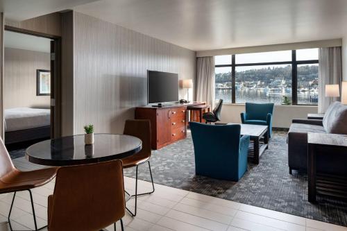 西雅图西雅图市中心/联合湖万怡酒店的酒店客房设有床和客厅。