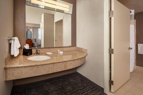 梅里菲尔德唐恩洛林费尔法克斯万怡酒店的一间带水槽和镜子的浴室