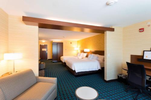 迪科拉Fairfield Inn & Suites by Marriott Decorah的酒店客房,配有床和沙发