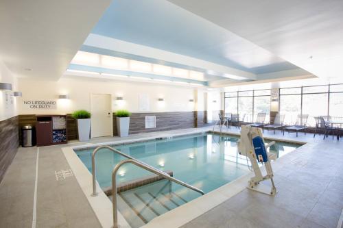 迪科拉Fairfield Inn & Suites by Marriott Decorah的大楼内的大型游泳池