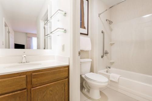 落基山落基山万豪酒店原住客栈的白色的浴室设有卫生间和水槽。