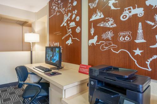 罗切斯特汤尼普拉斯酒店 - 罗切斯特的一间配备有一张书桌的房间,电脑在里面
