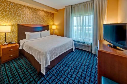 俄克拉何马城俄克拉荷马城机场万豪费尔菲尔德套房酒店的配有一张床和一台平面电视的酒店客房