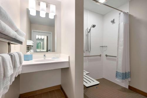 罗宾逊镇匹兹堡机场/罗宾逊镇万豪广场酒店的一间带水槽和淋浴的浴室