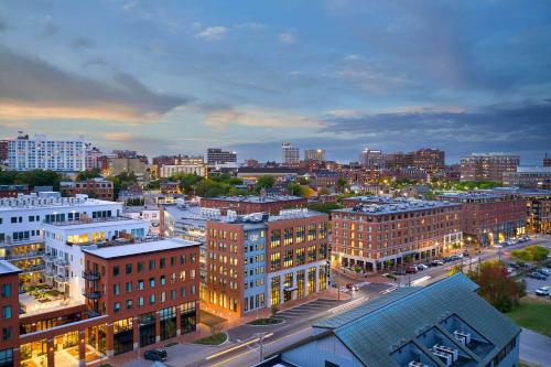 波特兰Aloft Portland Downtown Waterfront ME的享有夜间城市景观和建筑