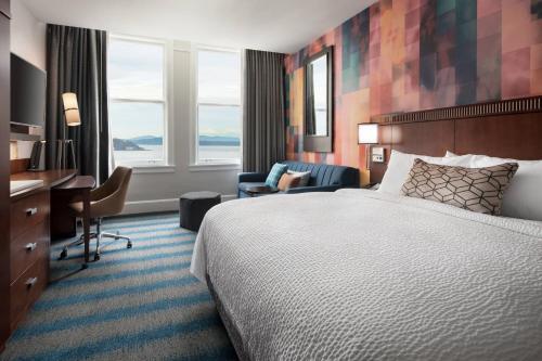 西雅图西雅图市中心万怡先锋广场酒店的酒店客房配有一张床、一张桌子和一把椅子。