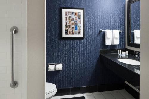 南本德圣母院费尔菲尔德南本德酒店&套房的蓝色的浴室设有水槽和卫生间