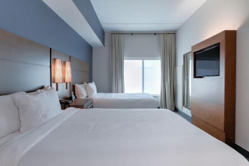 鸽子谷Residence Inn by Marriott Pigeon Forge的酒店客房设有两张床和电视。