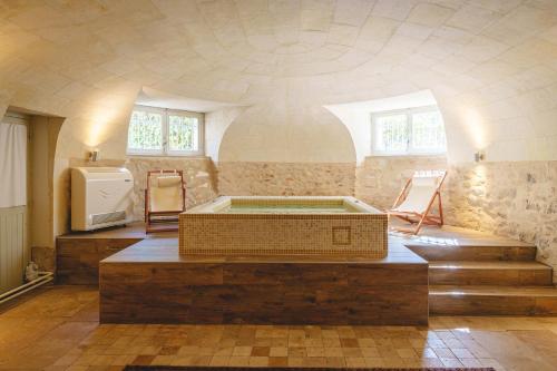 索米尔Château la Comtesse de Loire的一间位于客房中间的带浴缸的房间