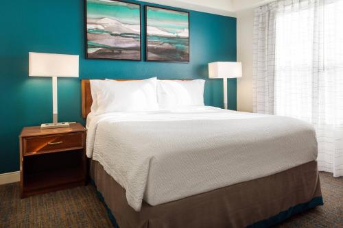 Cottonwood Heights盐湖城杨木住宅旅馆的一张大床,位于酒店带两盏灯的房间