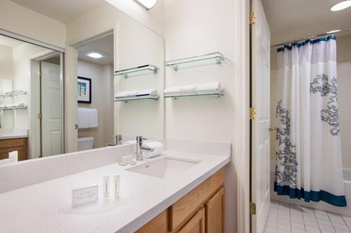 Cottonwood Heights盐湖城杨木住宅旅馆的一间带水槽和镜子的浴室