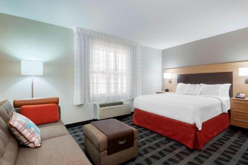 萨凡纳萨凡纳城中区广场套房酒店的酒店客房,配有床和沙发