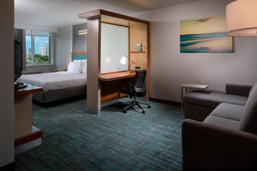 迈阿密迈阿密市中心/医疗中心春季山丘套房酒店的酒店客房配有一张床和一张带电脑的书桌