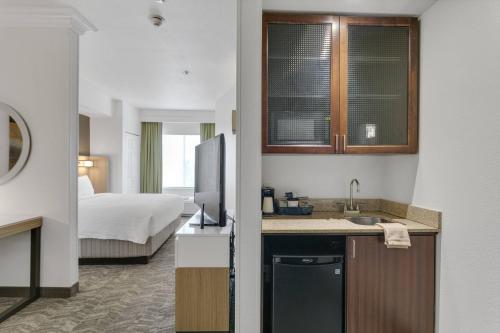 萨克拉门托SpringHill Suites by Marriott Sacramento Natomas的酒店客房设有厨房和卧室