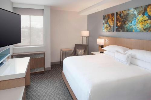 埃弗里特埃弗里特万豪西雅图德尔塔酒店的配有一张床和一台平面电视的酒店客房